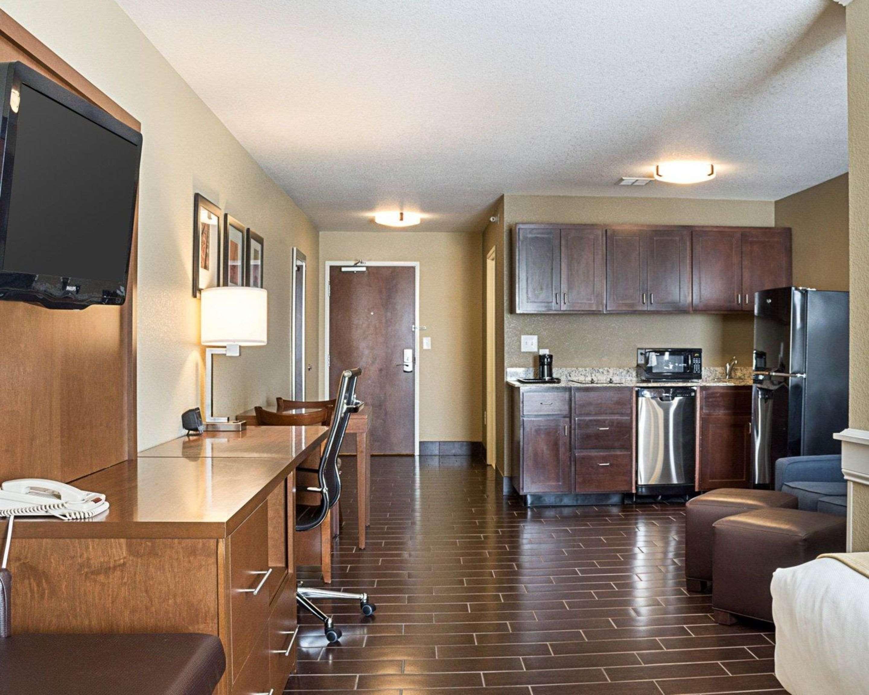 Comfort Suites Минот Экстерьер фото