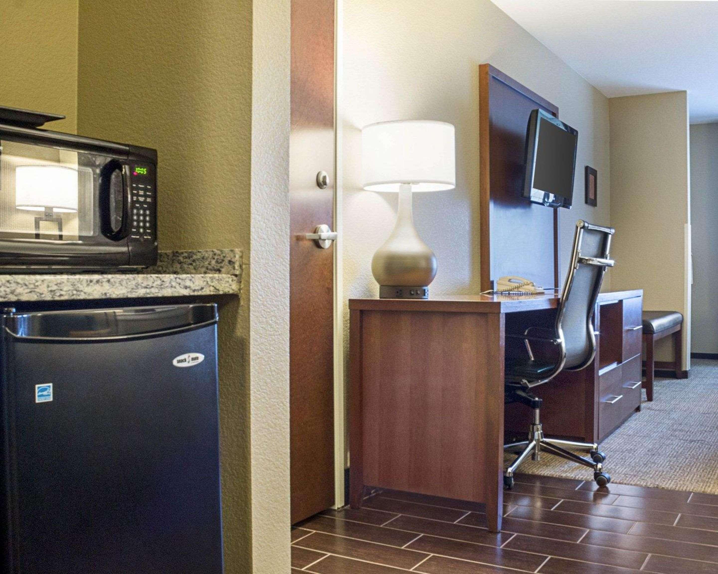 Comfort Suites Минот Экстерьер фото
