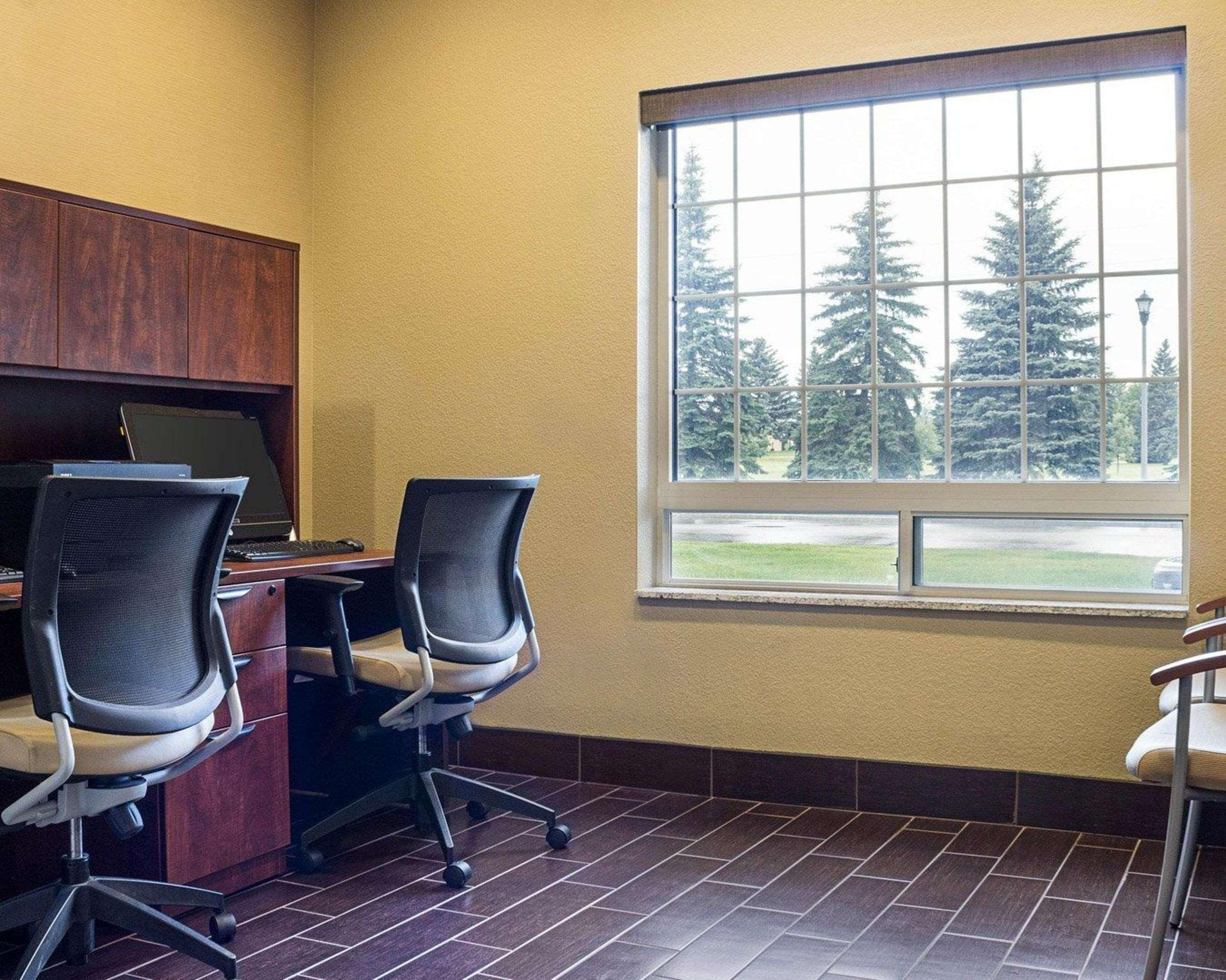 Comfort Suites Минот Экстерьер фото