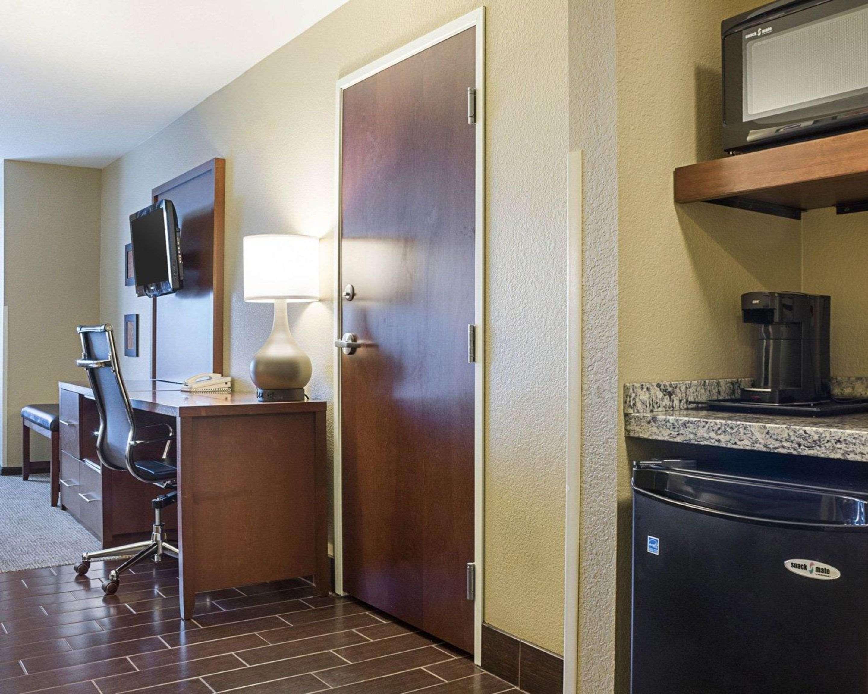 Comfort Suites Минот Экстерьер фото