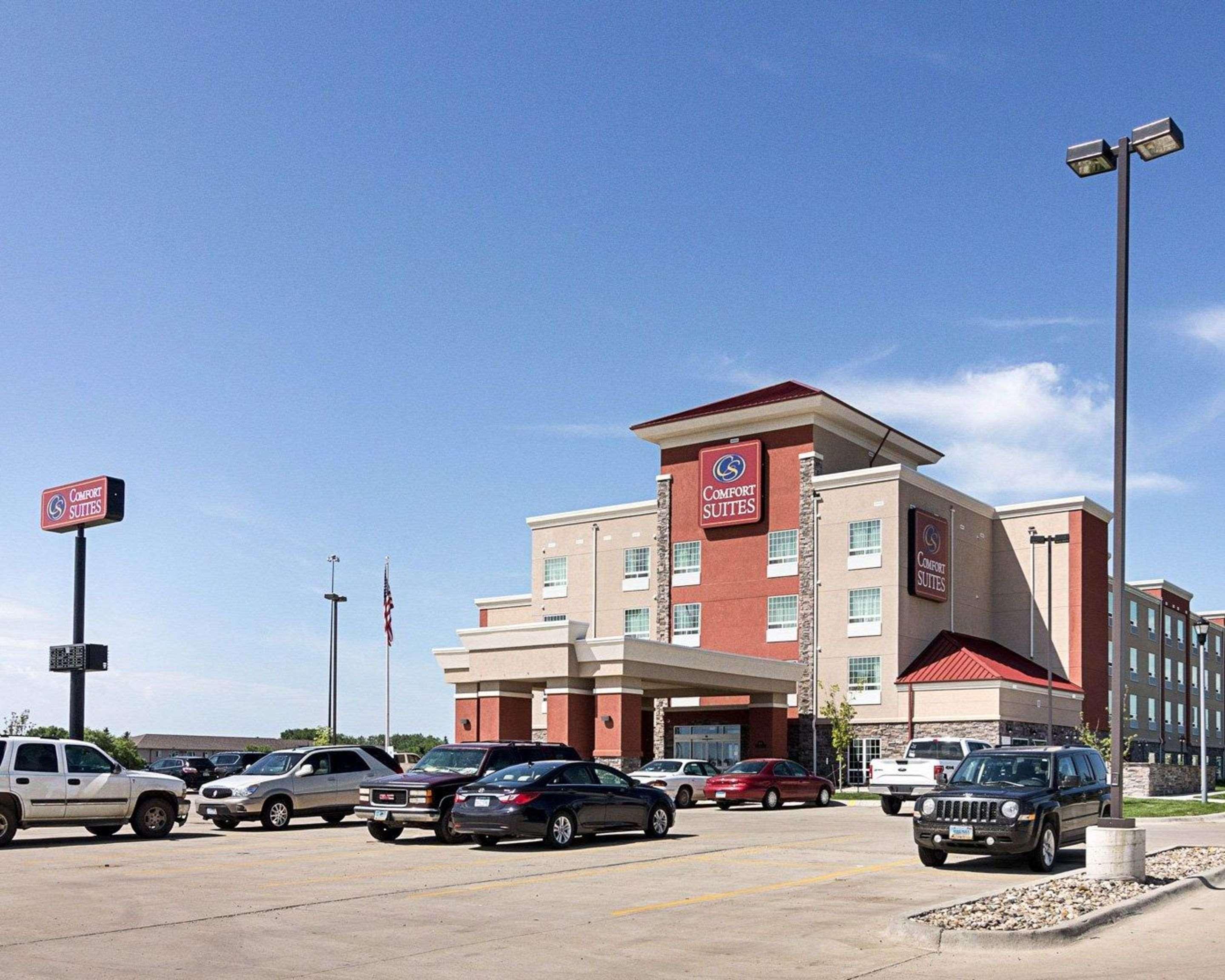 Comfort Suites Минот Экстерьер фото