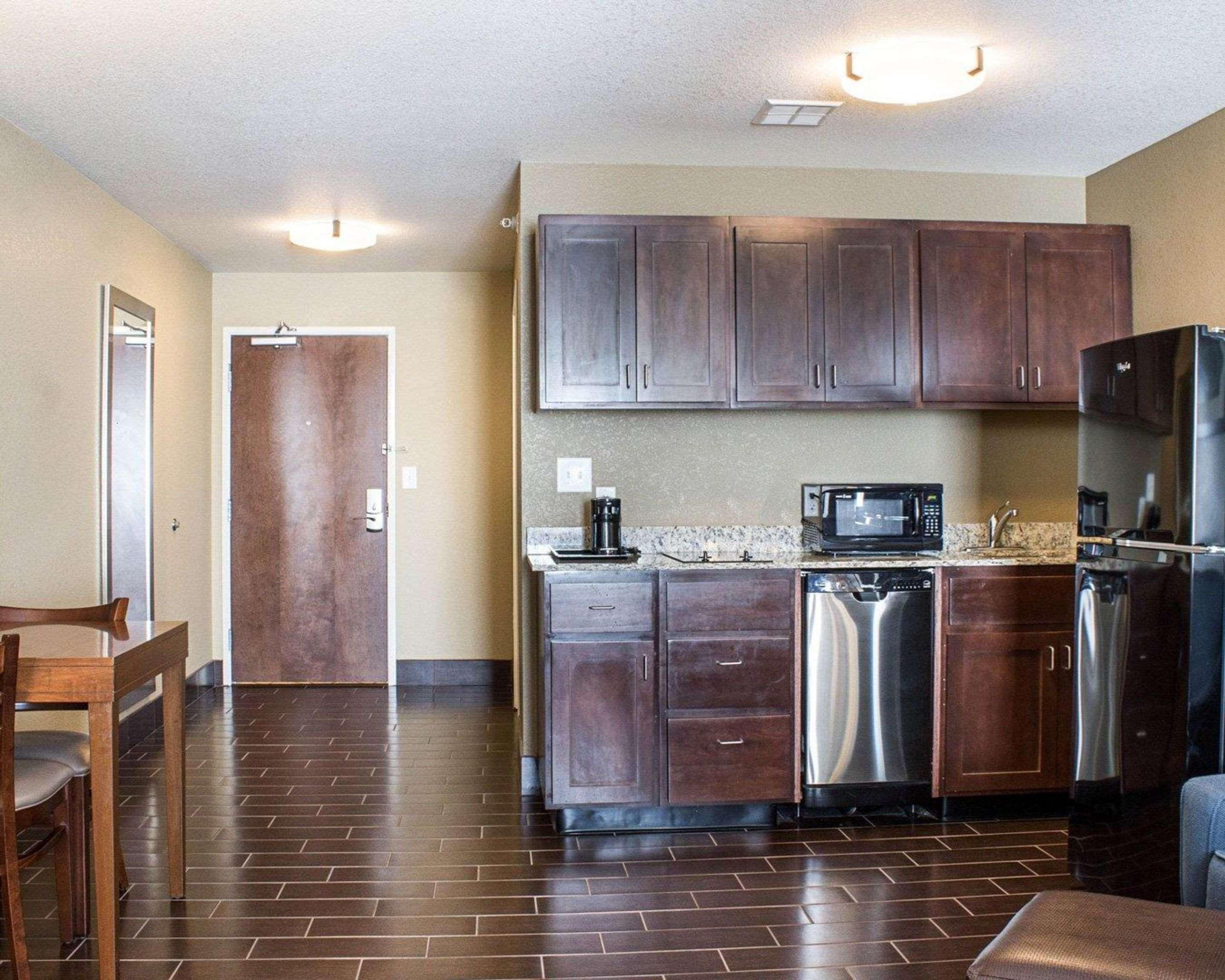 Comfort Suites Минот Экстерьер фото
