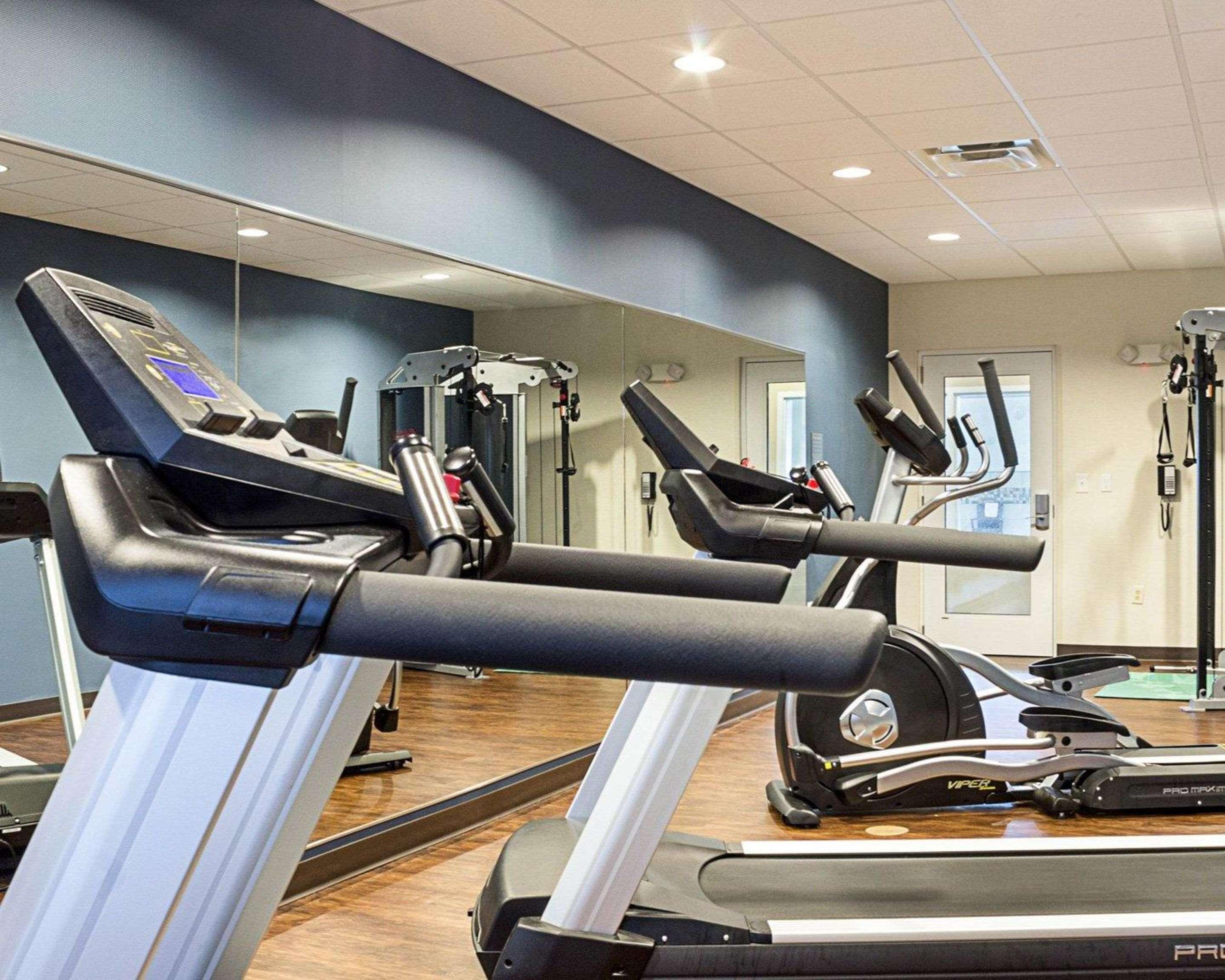 Comfort Suites Минот Экстерьер фото