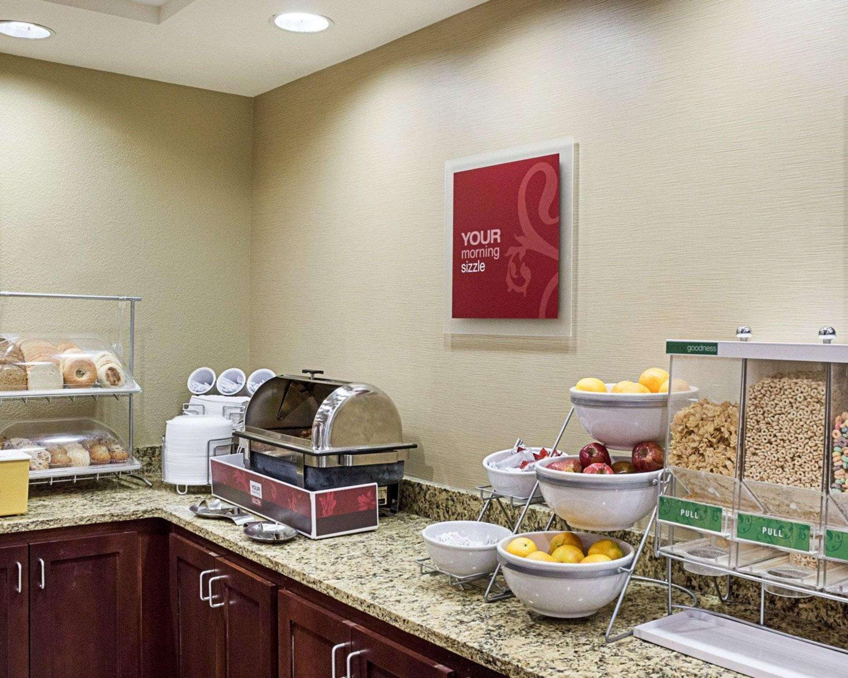 Comfort Suites Минот Экстерьер фото