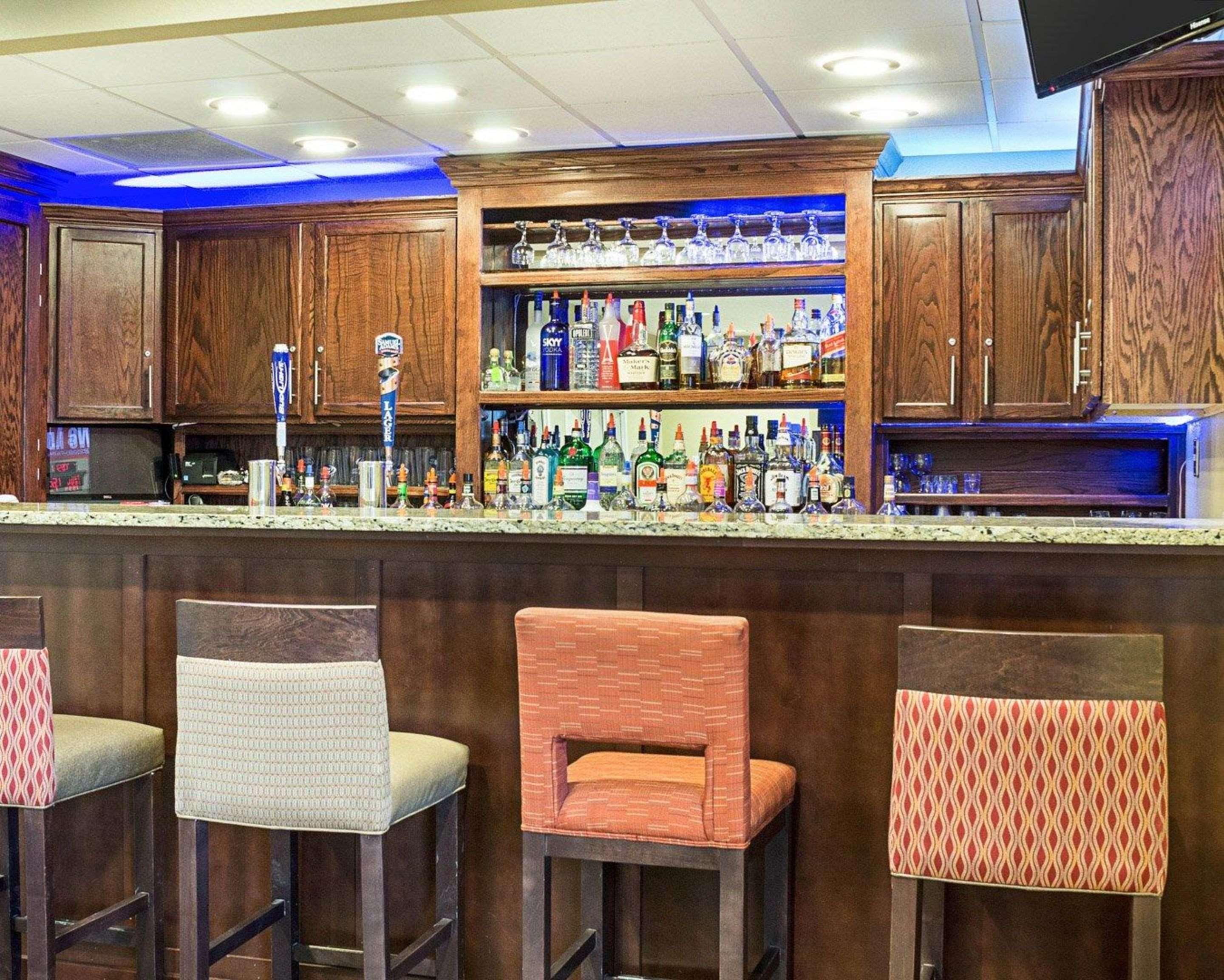 Comfort Suites Минот Экстерьер фото