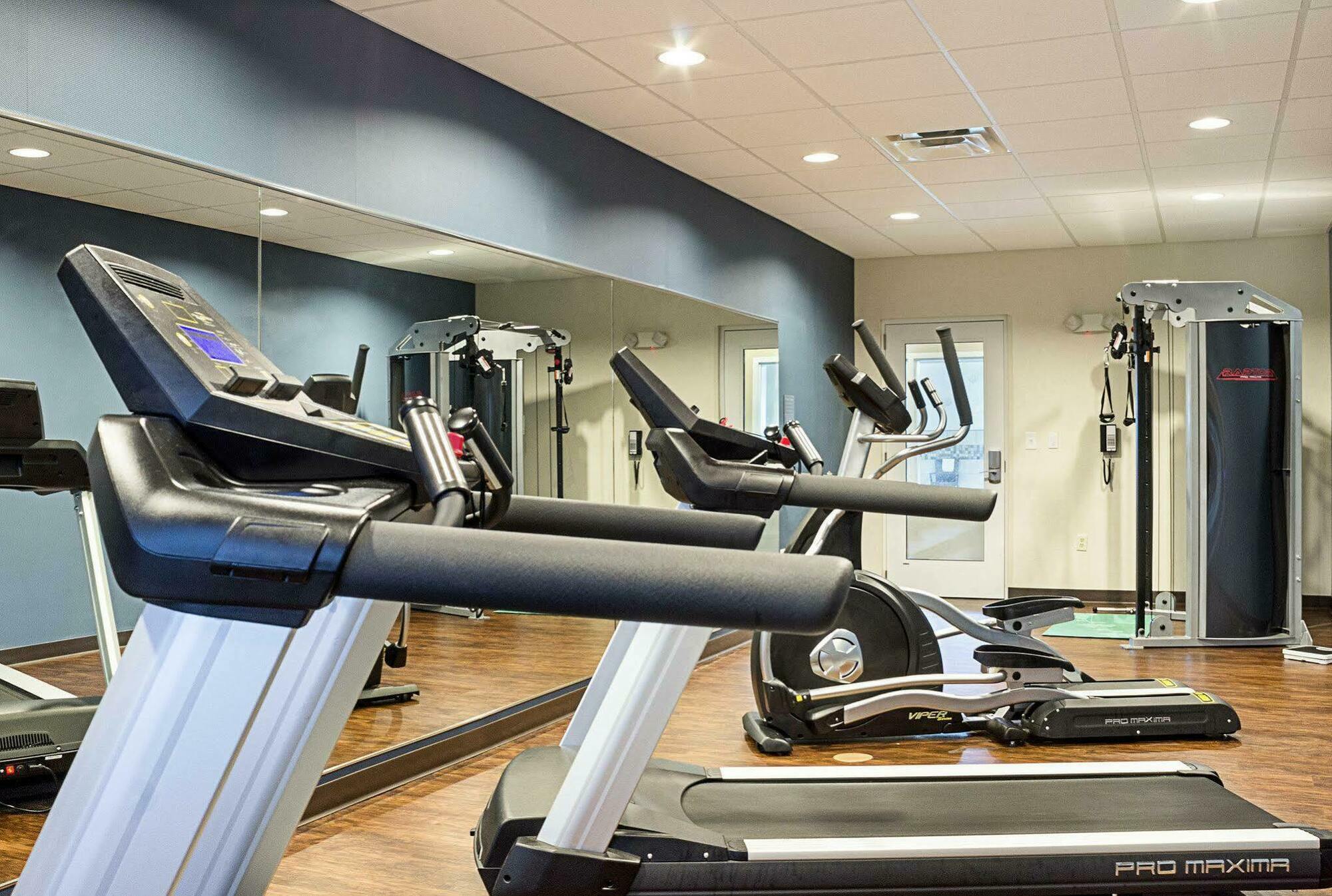 Comfort Suites Минот Экстерьер фото